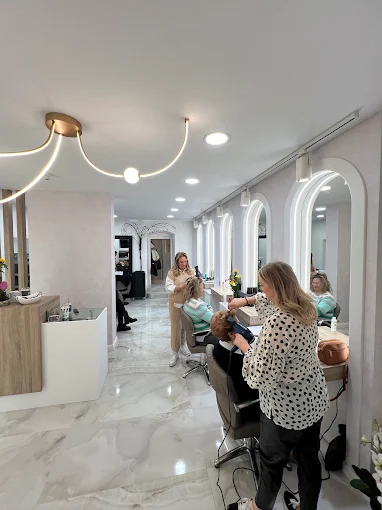 Novi΄s Salon