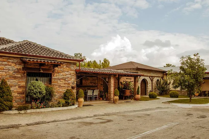 3 ΓΕΝΙΕΣ, Οινοποιείο&Αποστακτήριο