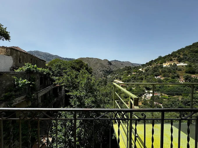 Nikolas Cafe/Restaurant/Rooms for Rent